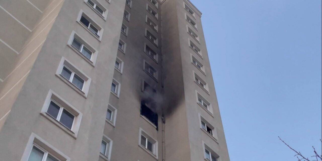 Esenyurt’ta site içindeki 15 katlı binanın 8’inci katında çıkan yangın söndürüldü