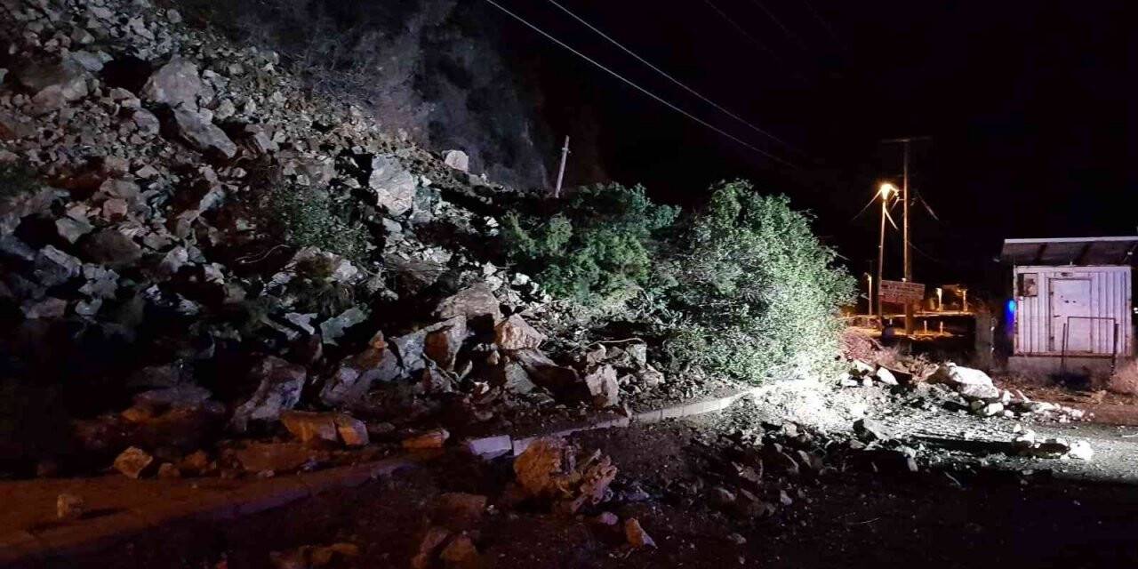 Çınarcık-Armutlu karayolunda heyelan