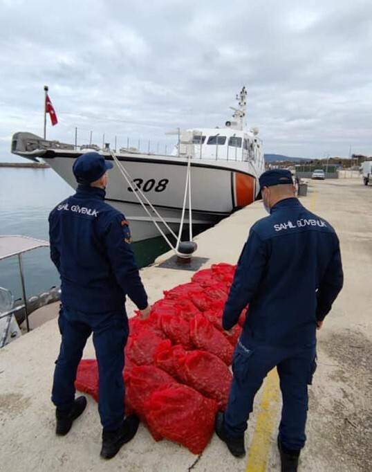1 ton kaçak kum midyesi taşıyan tekne radara takıldı: 297 bin TL ceza kesildi