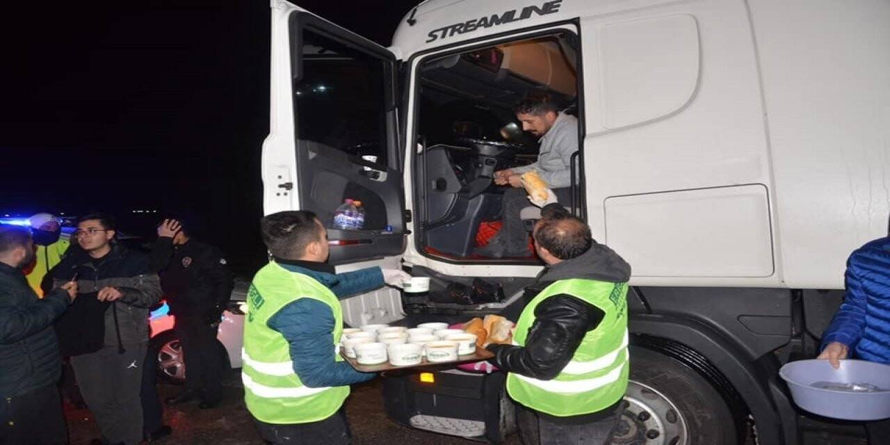 Yolda mahsur kalanlara çorba ikram edildi