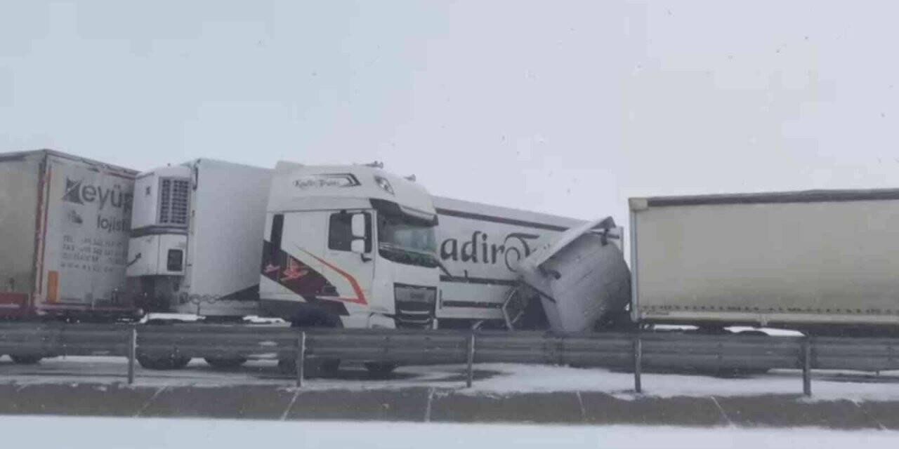 Buzlanan yolda zincirleme kaza: 4 yaralı