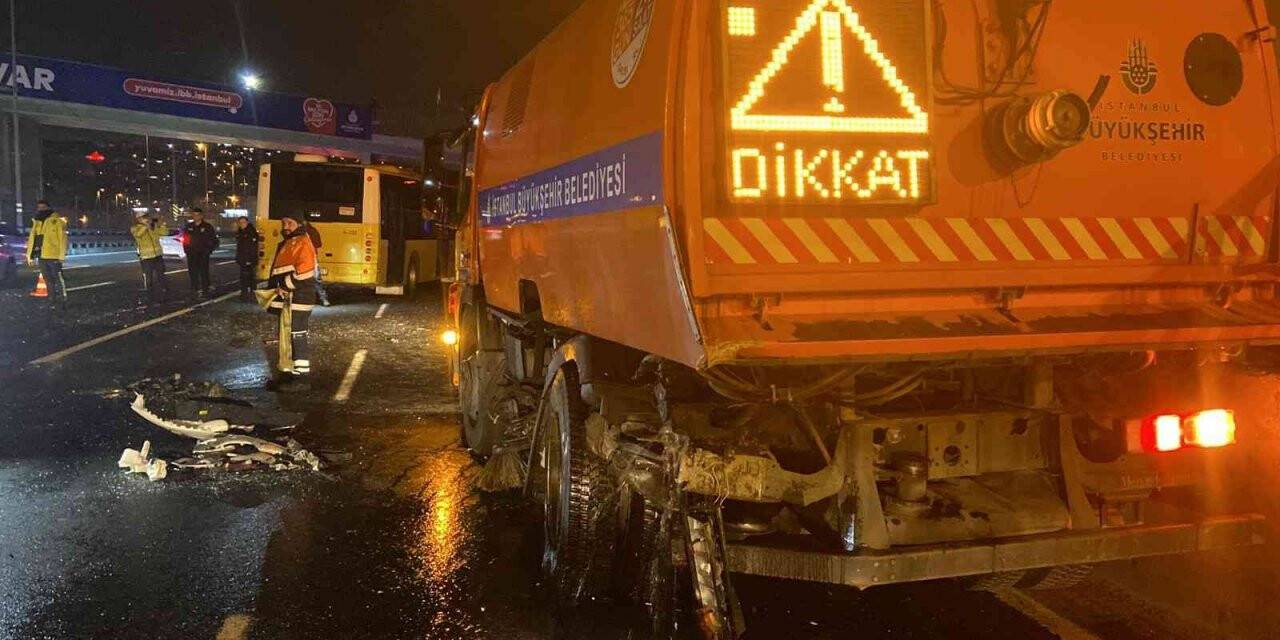 Beyoğlu’nda makas atan otomobil yol temizleme aracına çarptı: 2 yaralı