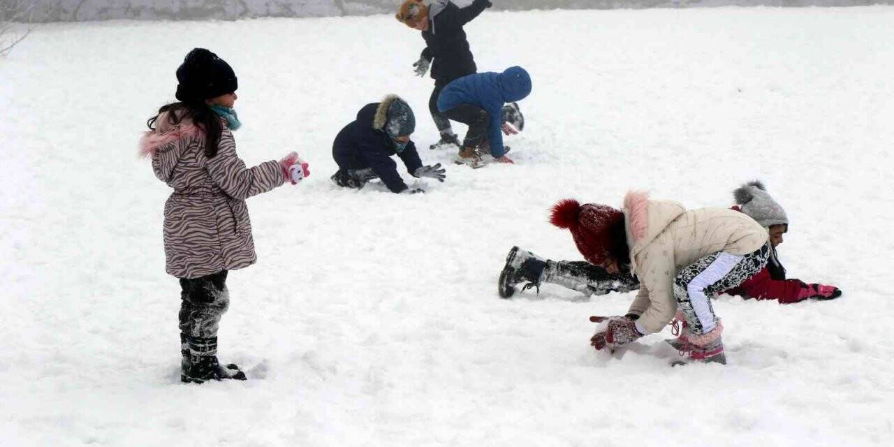 Bayburt’ta kar nedeniyle eğitime bir gün ara verildi