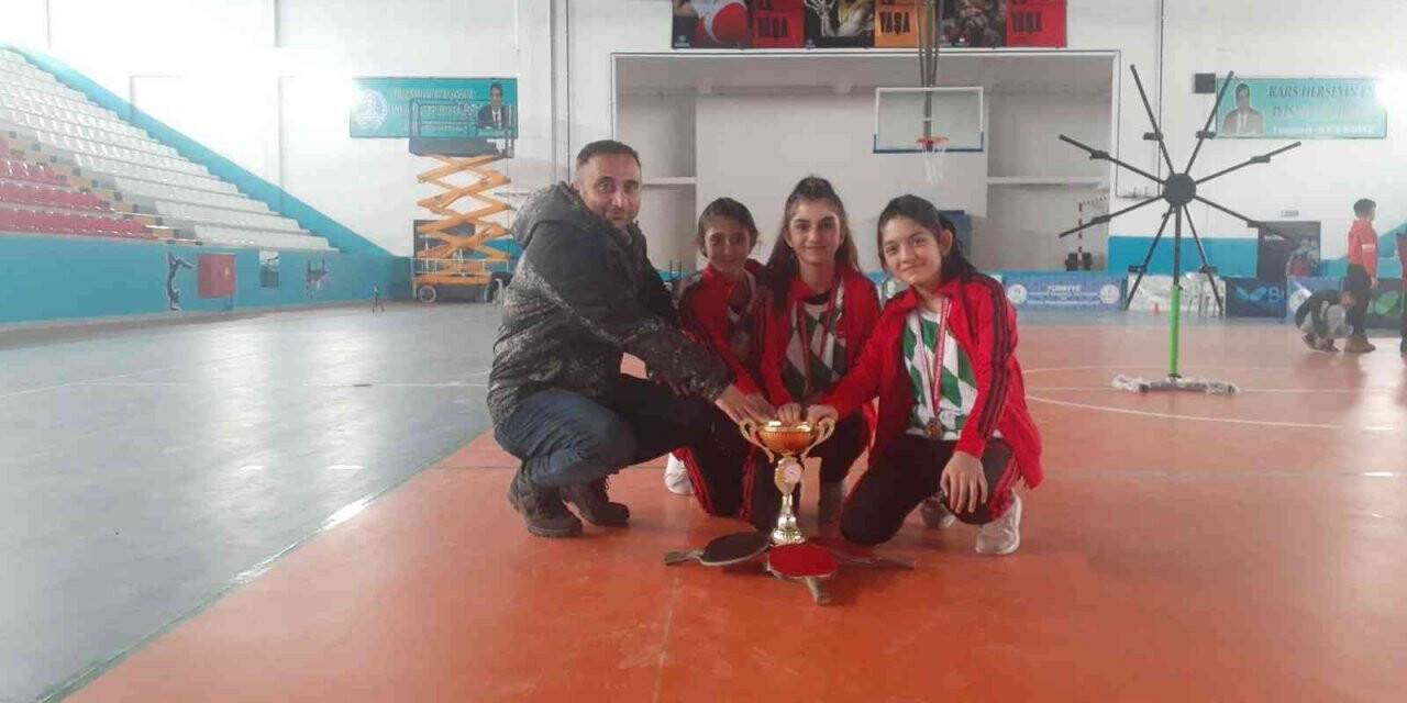 Masa tenisinde Arpaçay 3 Kasım Ortaokulu şampiyon oldu