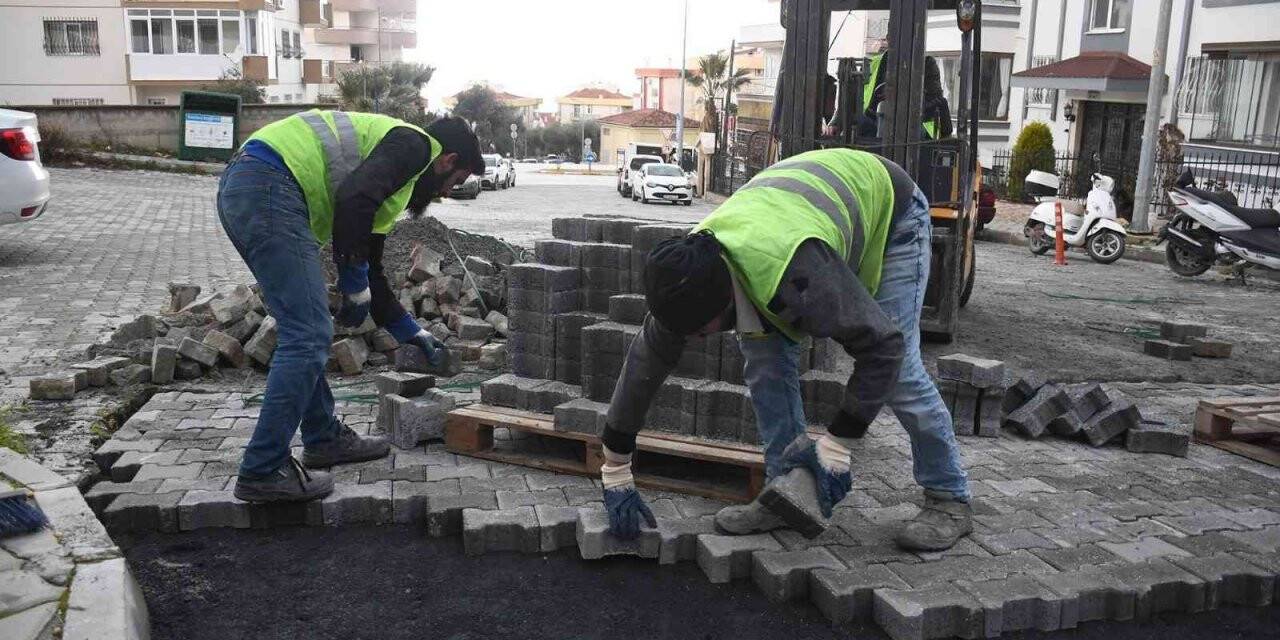 Kuşadası’nda yol yapım çalışmaları devam ediyor