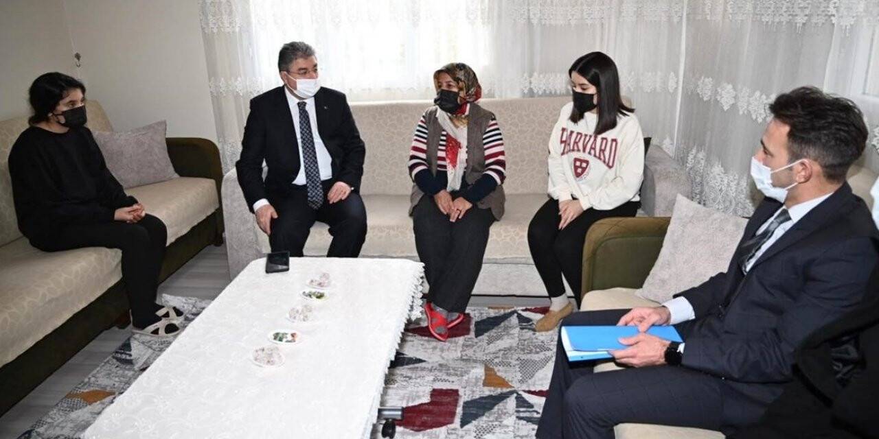 Osmaniye Valisi konuk olduğu ailelerin sorunlarına ortak oluyor