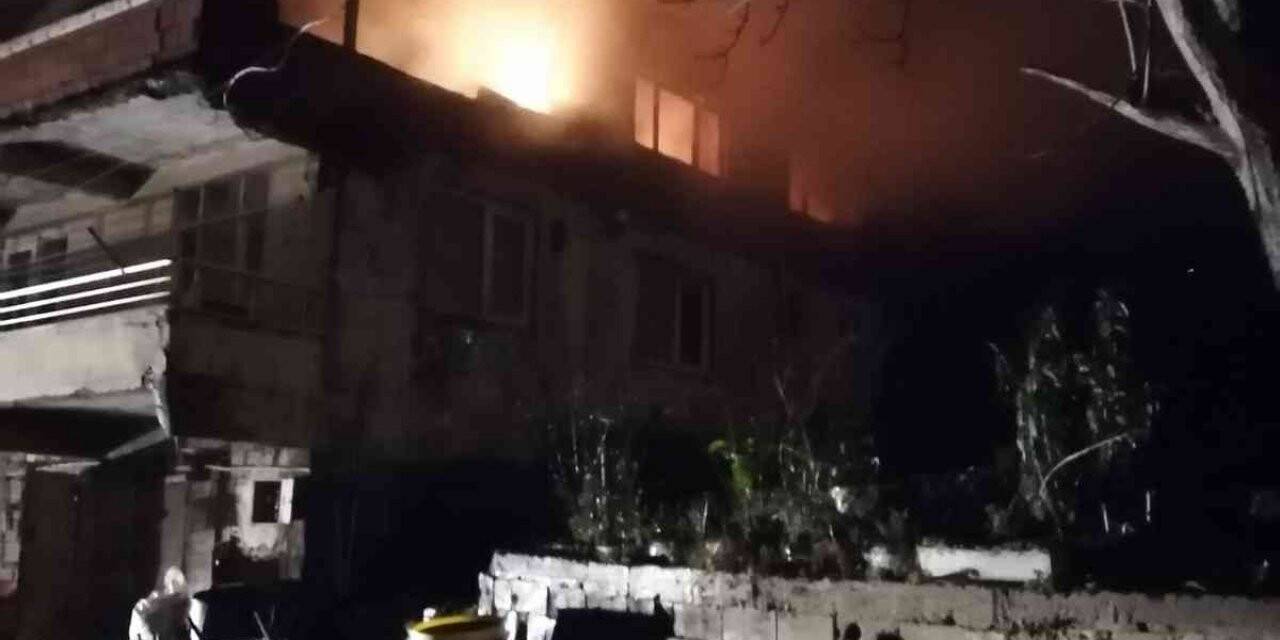 İki katlı ev alevlere teslim oldu