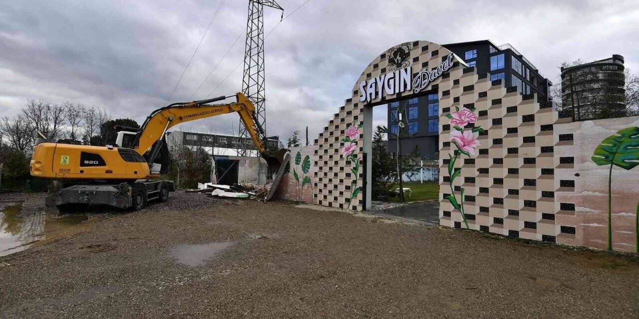 Bursa’da ruhsatsız düğün salonu yıkıldı