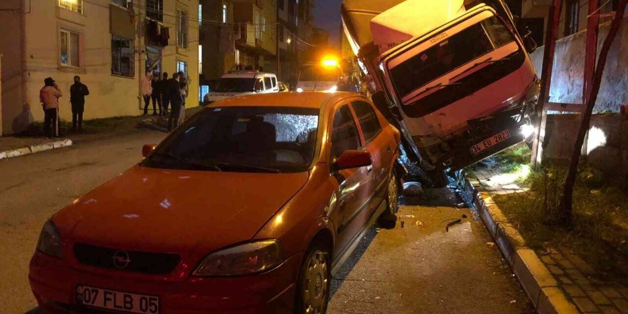 Pendik’te iki araca çarpıp kaldırıma çıkan kamyonet, iki teker üstünde askıda kaldı