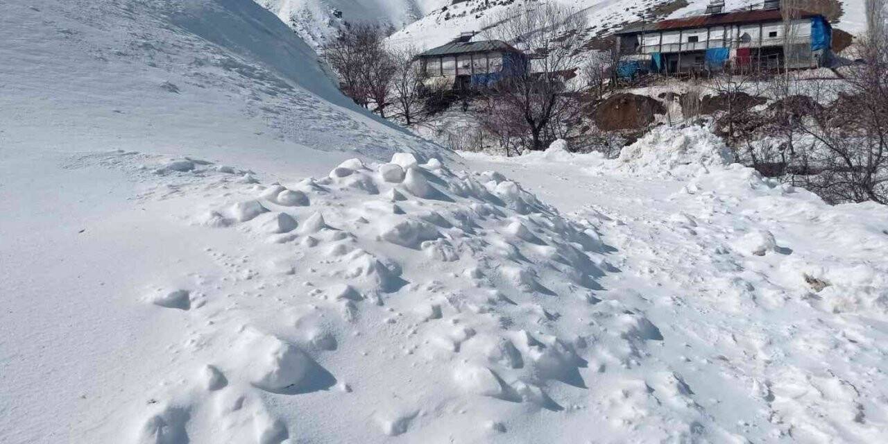 Kahramanmaraş’ta köy yoluna çığ düştü