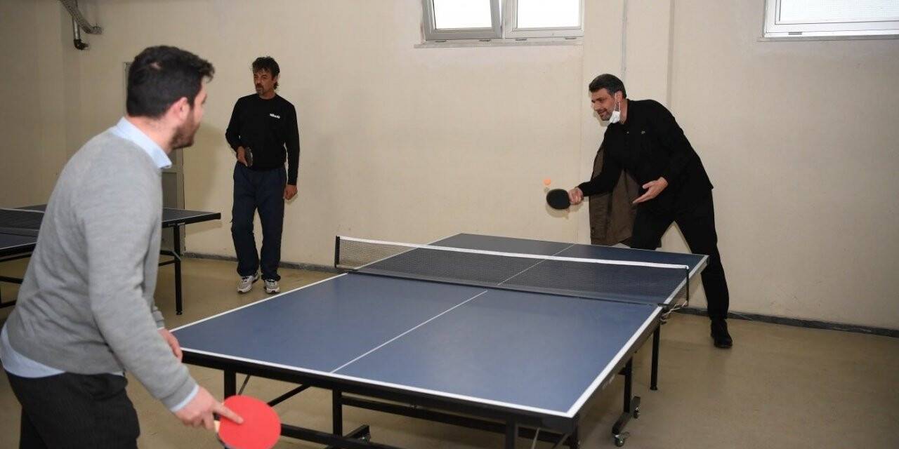 Mustafa Kocaman, gençlerle masa tenisi oynadı
