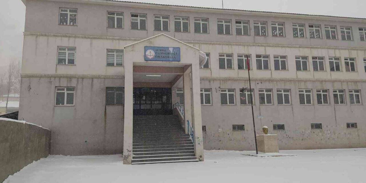 Başkale’de yollar kapandı, okullar tatil edildi