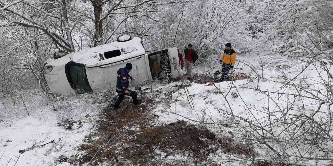 Hafif ticari araç uçuruma yuvarlandı, yaralılar güçlükle kurtarıldı