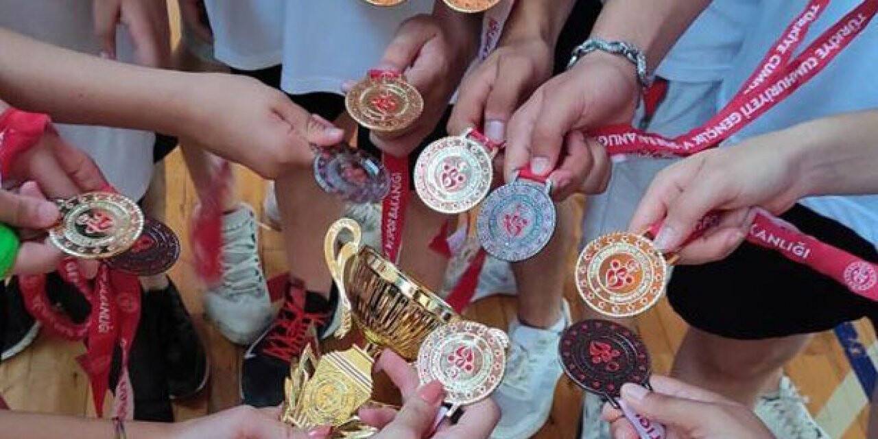 Yenimahalle Belediyesi sporcuları Kick Boks Türkiye Şampiyonası’ndan madalya ile döndü