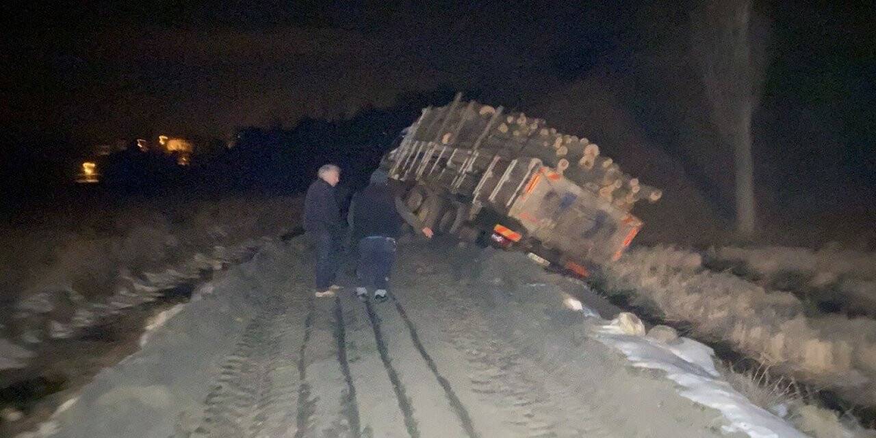 Çöken yolda batan tomruk yüklü kamyon devrilmekten son anda kurtuldu