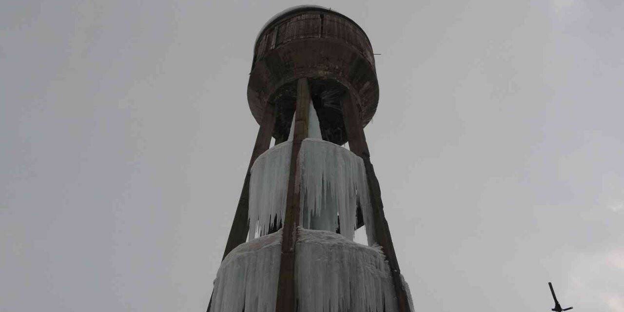 Muş’ta su deposu kulesinde 30 metrelik dev buz sarkıtı oluştu