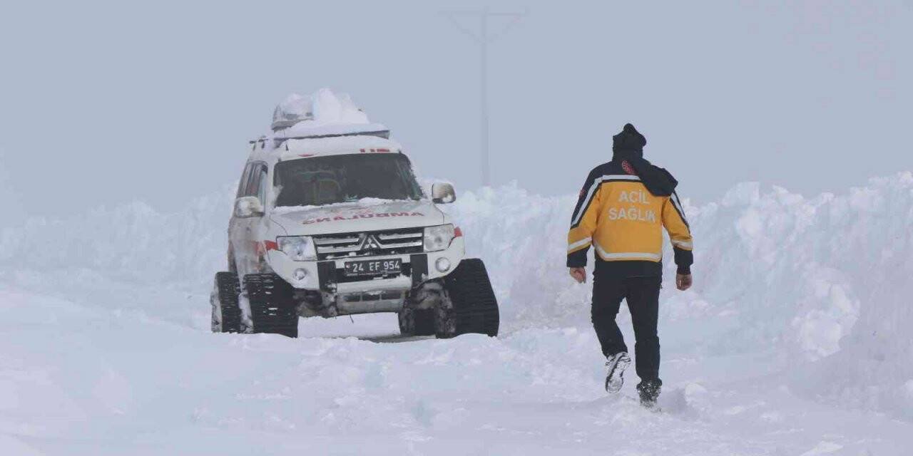 112 Acil Sağlık ekipleri karlı yolları aşıp hastalara ulaşıyor