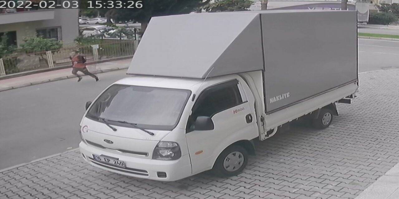 Genç kız kapkaççının peşinden koştu ama yetişemedi