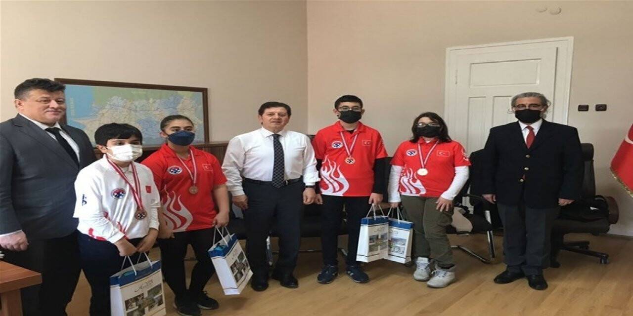 Vali Yardımcısı Gödekmerdan başarılı satranç sporcularını ağırladı