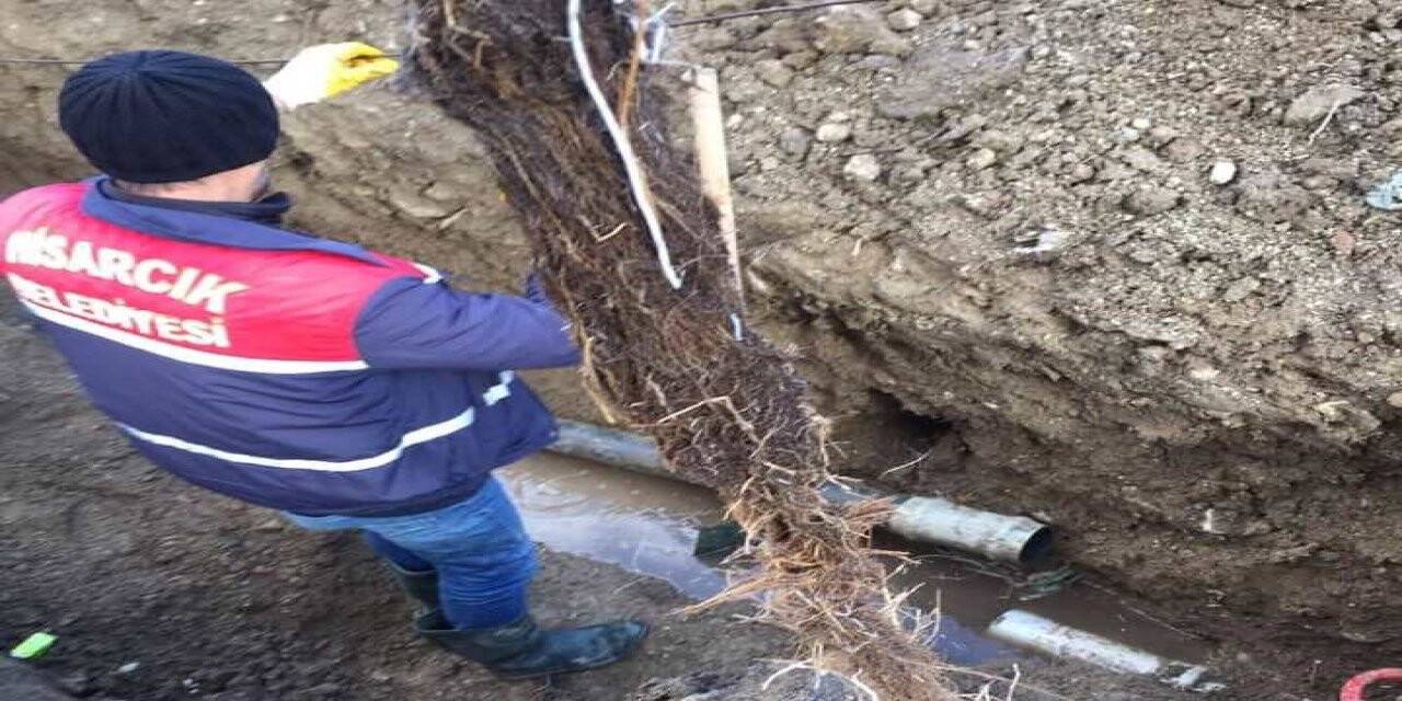 Hisarcık’ta su borusunun içinden çıkarılan 5 metre ağaç kökü şaşırttı