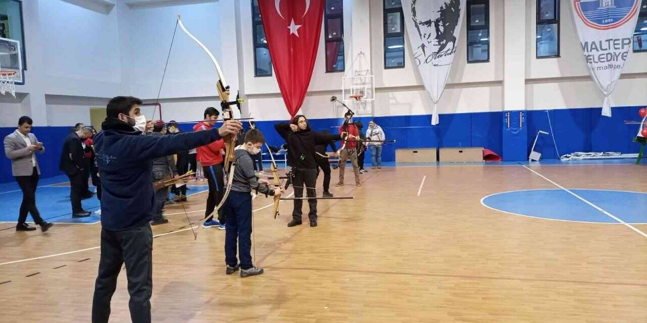 Maltepe’de sigara paketlerini okla vurarak "Sigarayı bırak, hayatı 12’den vur" mesajı verdiler