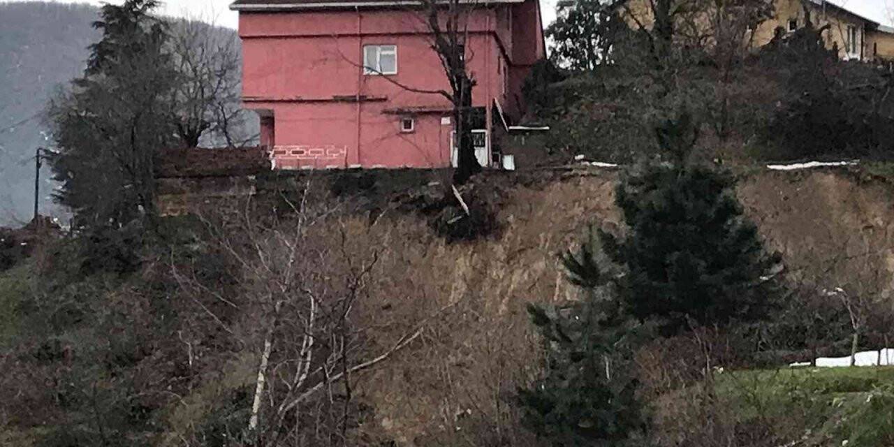 İki katlı evin bahçesinde heyelan meydana geldi