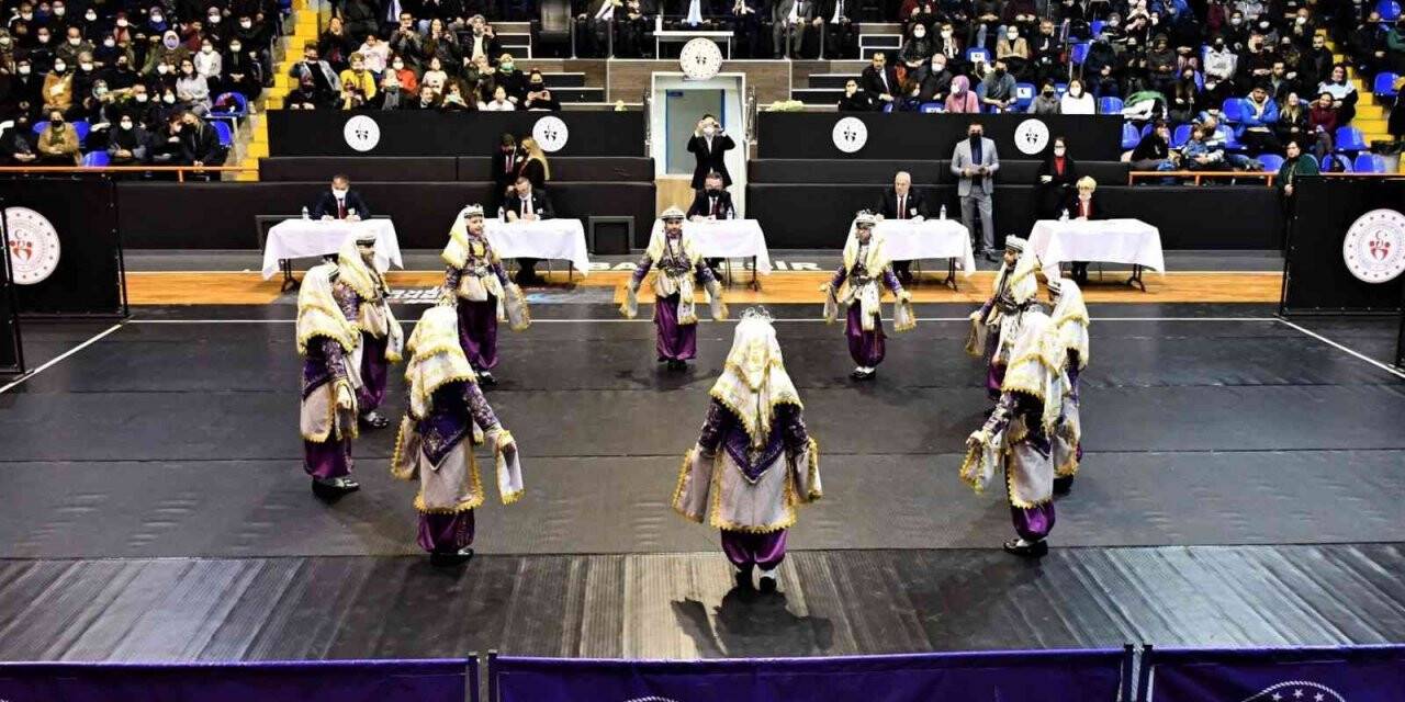 Okullar halk oyunlarında yarıştı