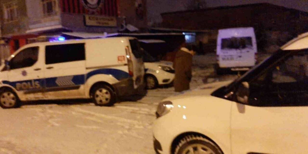 Otopark çalışanı kazara kendini vurdu