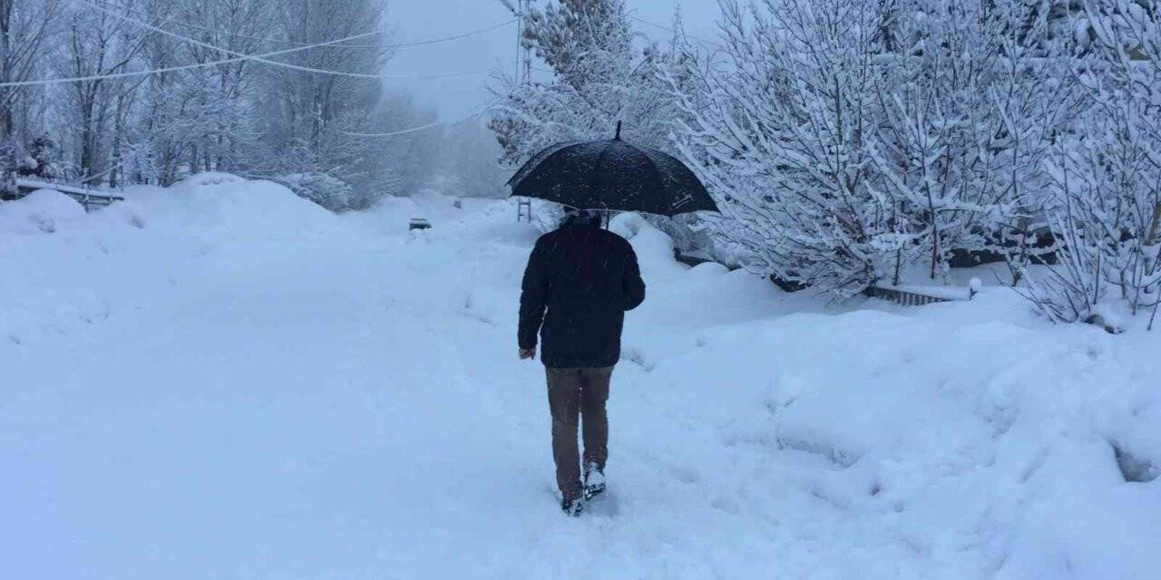 Karlıova’da kar yağışı etkisini sürdürüyor