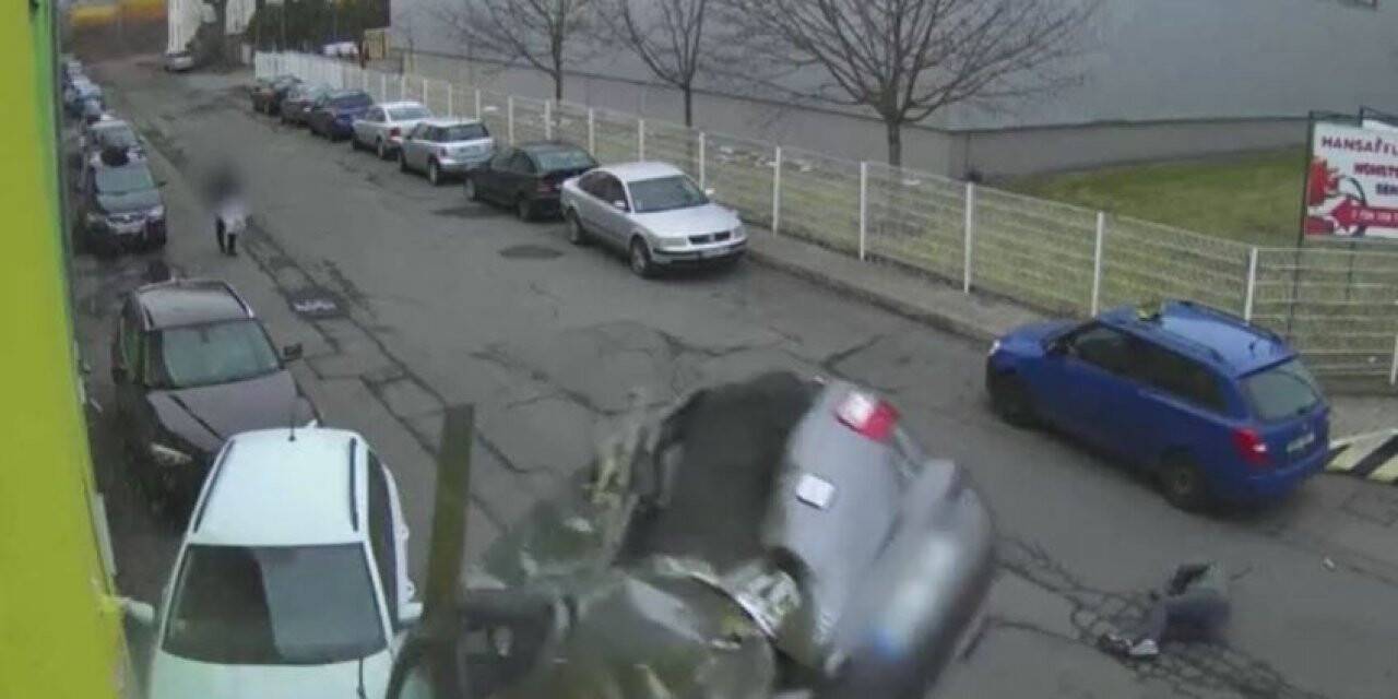 Çekya’da kontrolden çıkıp uçan araç kadına çarptı