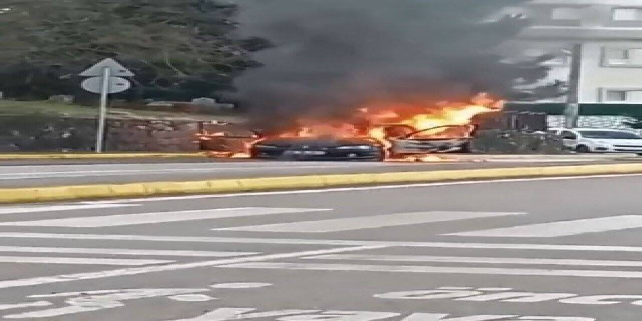 İlkokul önünde park halinde duran otomobil alev alev yandı