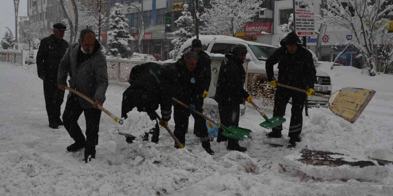 Hakkari’de karla mücadele sürüyor