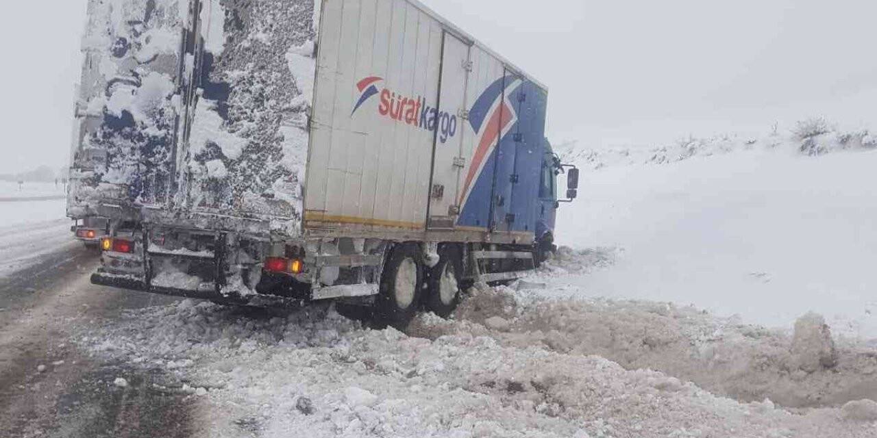 Malatya-Kayseri karayolunda kamyon ve tırlara kapatıldı