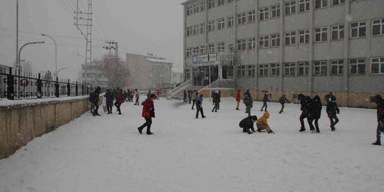 Malazgirt’te kar yağışı devam ediyor