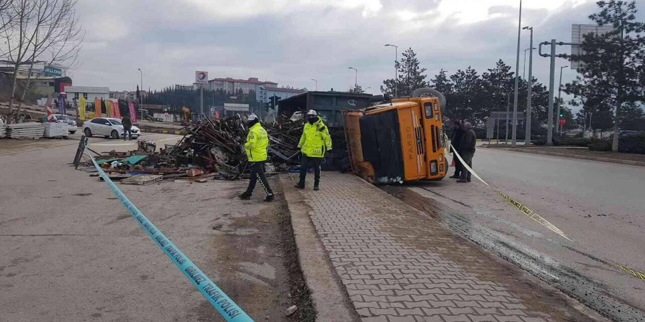 Karabük’te hurda yüklü kamyon devrildi