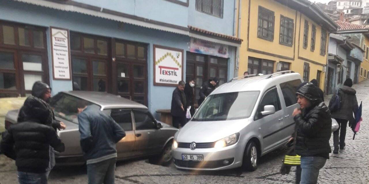Seyir halindeki araç çöken yolun içine düştü