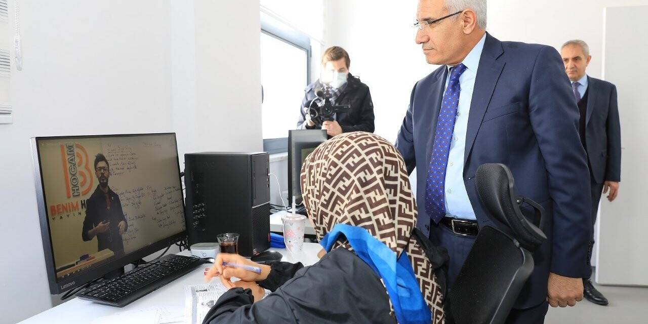 Güder’den öğrencilere kütüphanede sürpriz