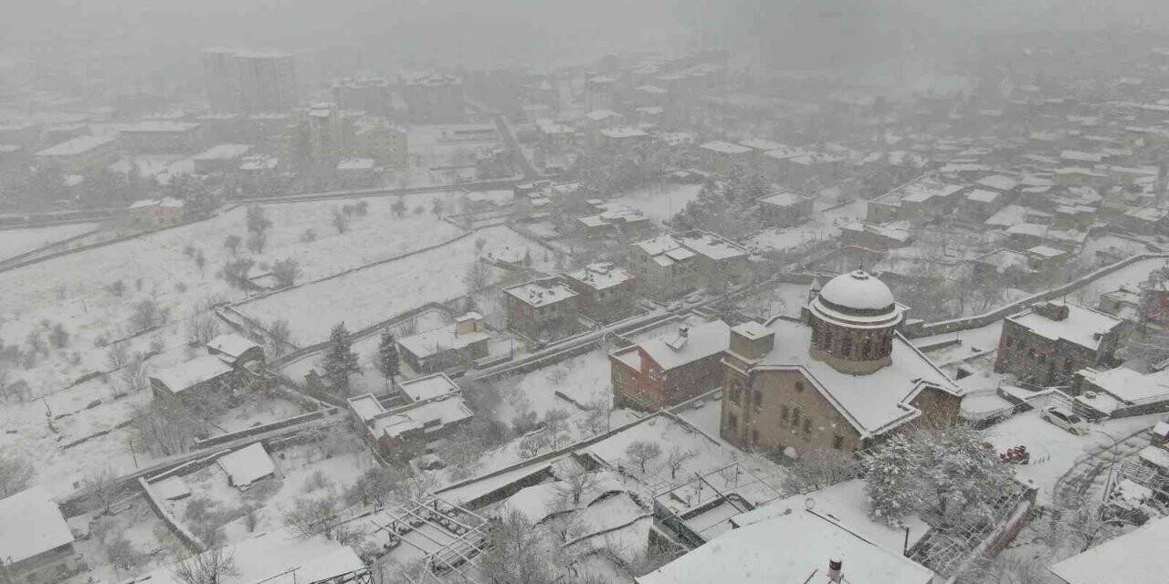 Tarihi ilçe Talas’ta kar güzelliği