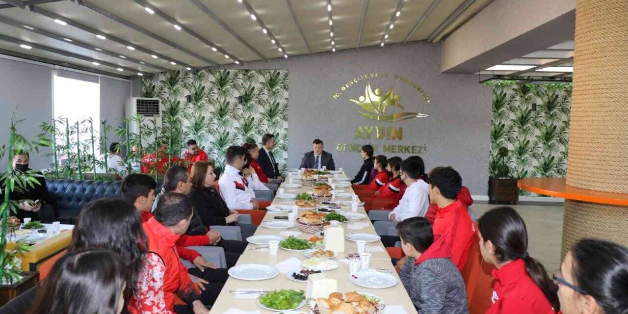 Gençlik Spor İl Müdürü Fillikçioğlu, başarılı sporcularla bir araya geldi