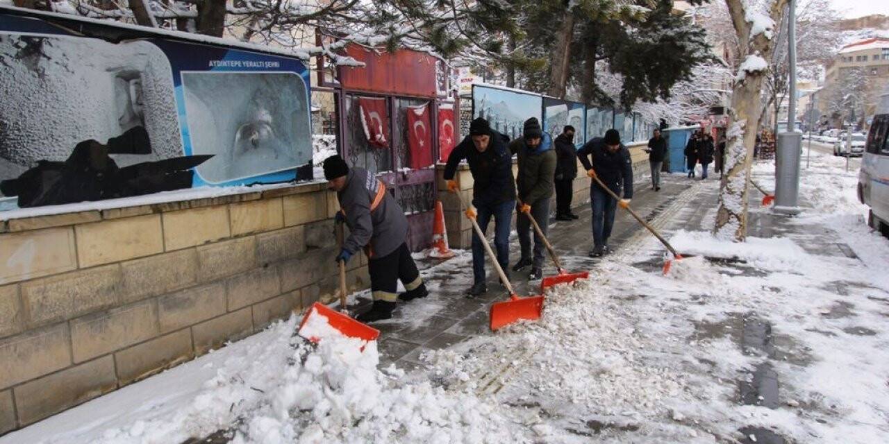 Bayburt’ta yoğun kar mesaisi