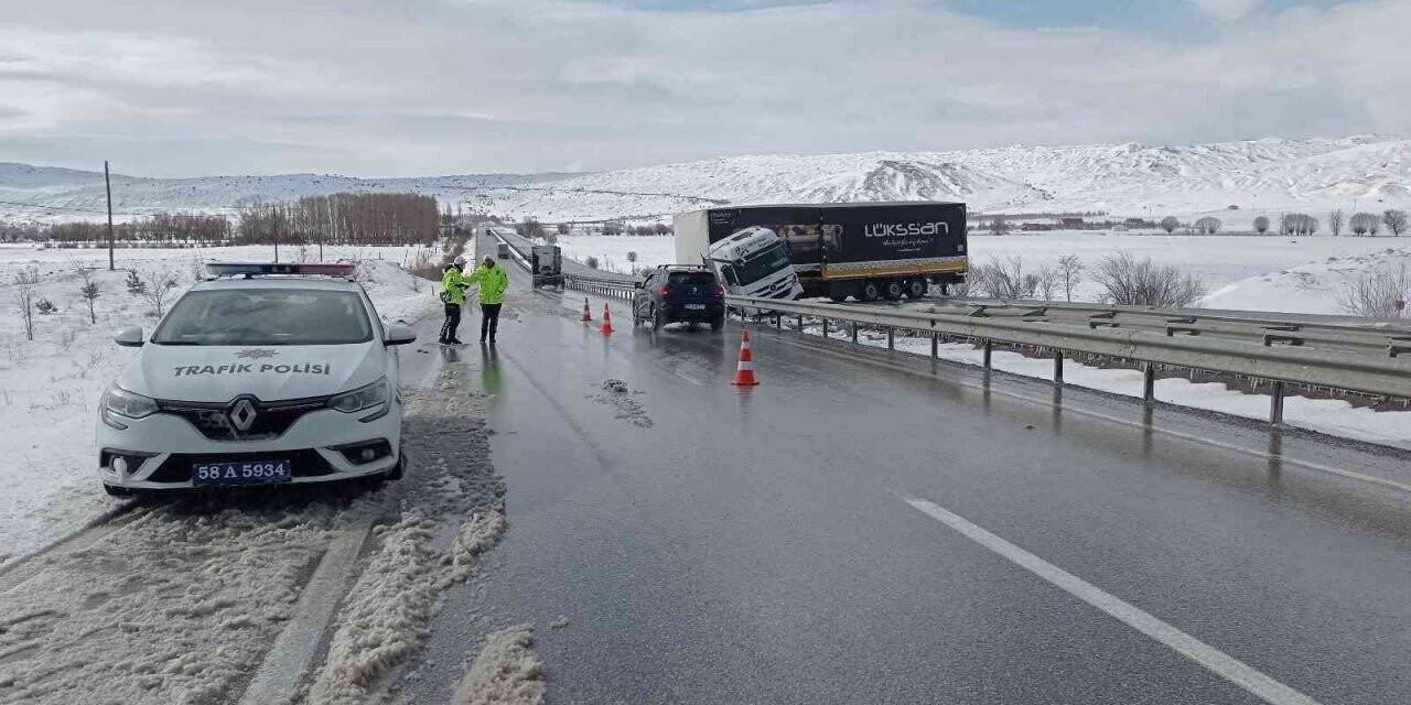 Kayan tır kara yolunu tek taraflı ulaşıma kapattı