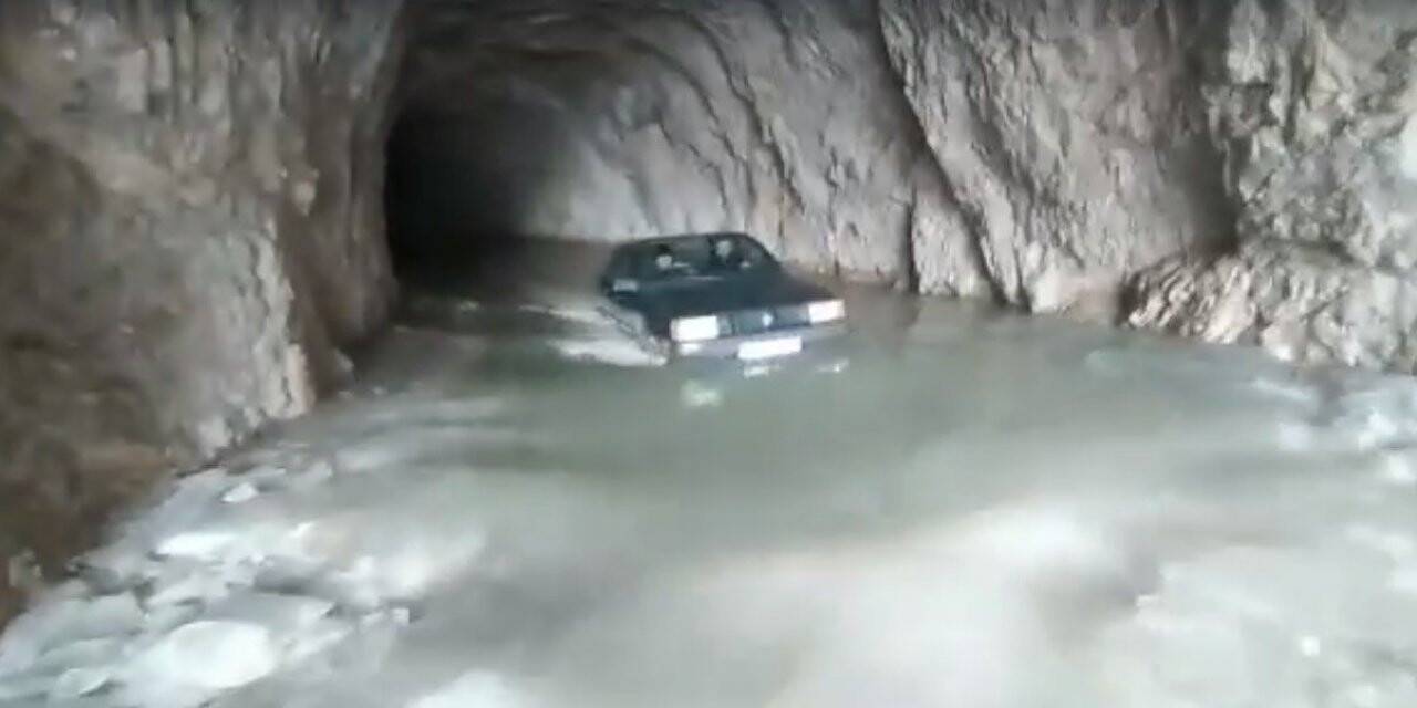 132 yıllık taş yol suyla doldu