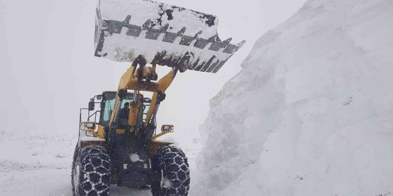 Siirt’te kar yolları kapattı, ekipler hasta adama 4 saat sonra ulaşabildi