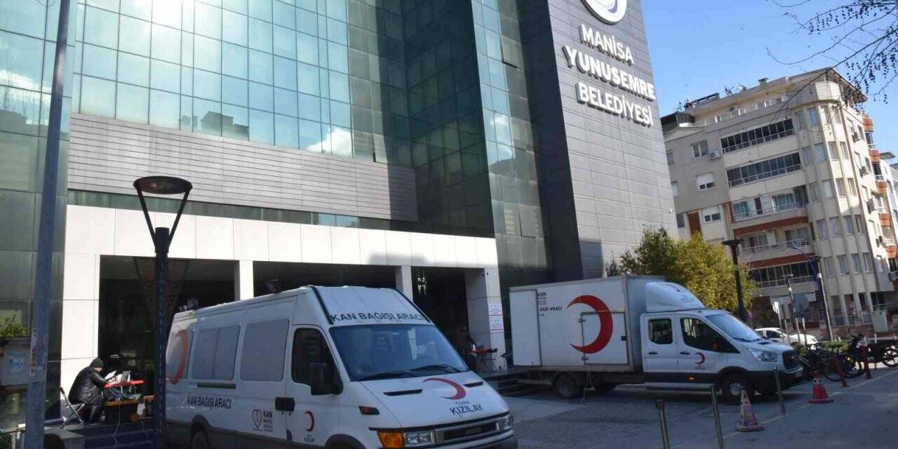 Yunusemre Belediye personelinden Kızılay’a kan bağışı