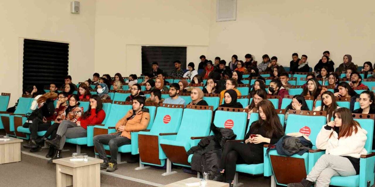 YKS’ye hazırlanan öğrencilere seminer