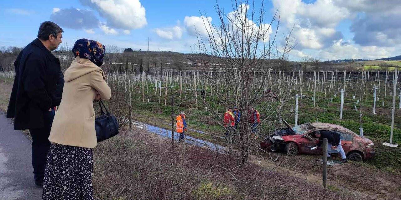 Kontrolden çıkan otomobil taklalar atarak taraya uçtu: 3 yaralı