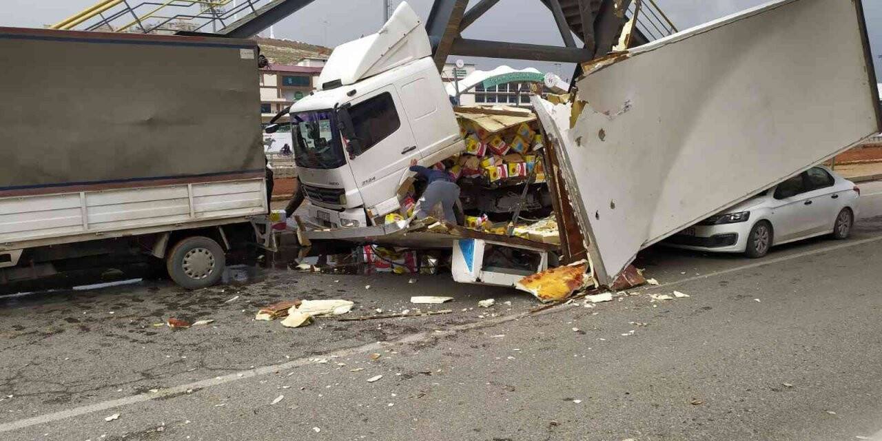 Sıvı yağ yüklü kamyon otomobilin üzerine devrildi, kilolarca yağ yere döküldü