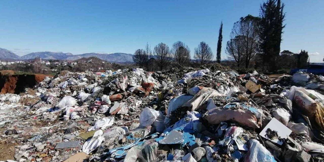 Turizm merkezine yakışmayan çöplük görüntüsü