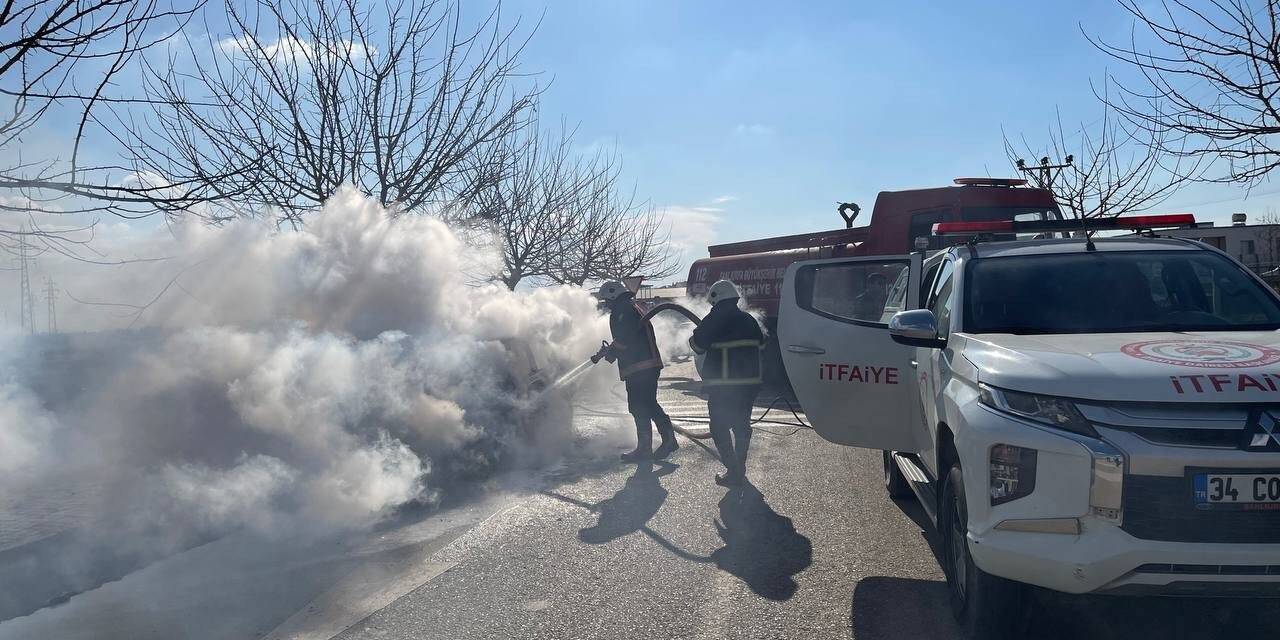 Yanan otomobilden son anda kurtuldular