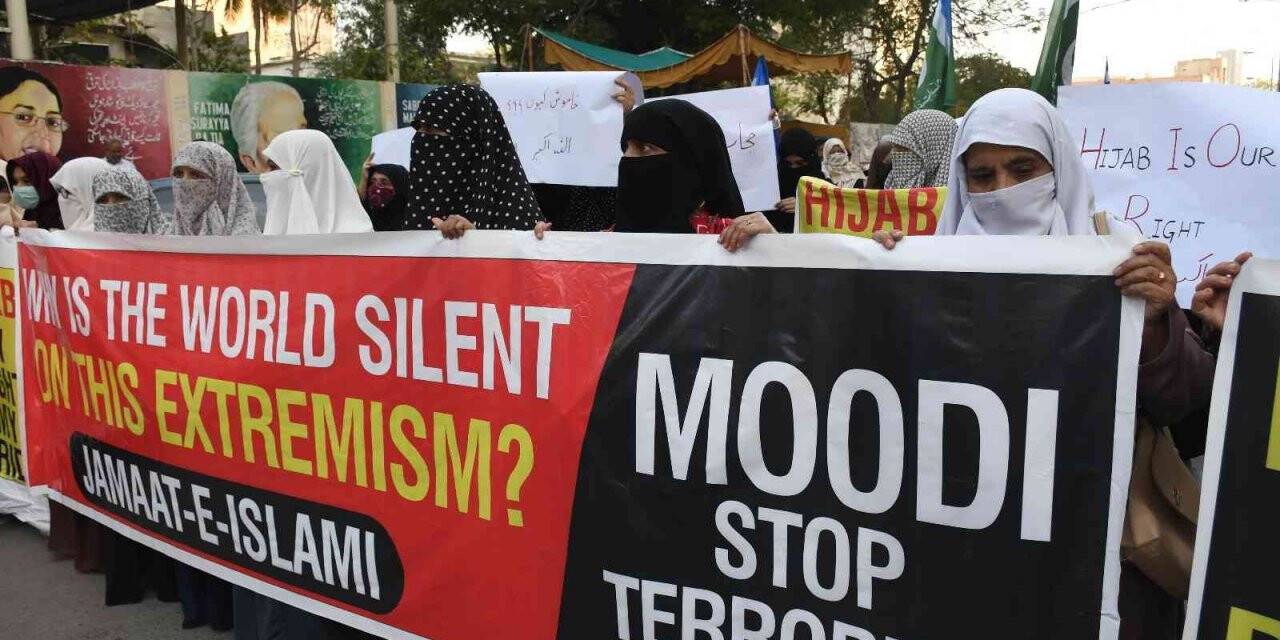 Pakistanlı kadınlardan Hindistan’daki okullarda uygulanan başörtü yasağına karşı protesto